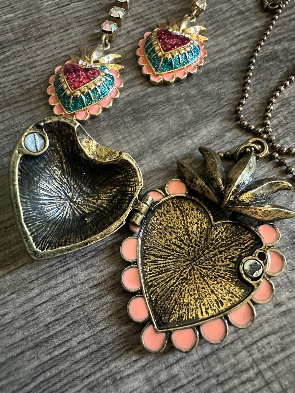 VINTAGE BETSEY JOHNSON “VIVA LA BETSEY SACRED LOCKET HEART SET NWOT “RARE SET” - Picture 5 of 5